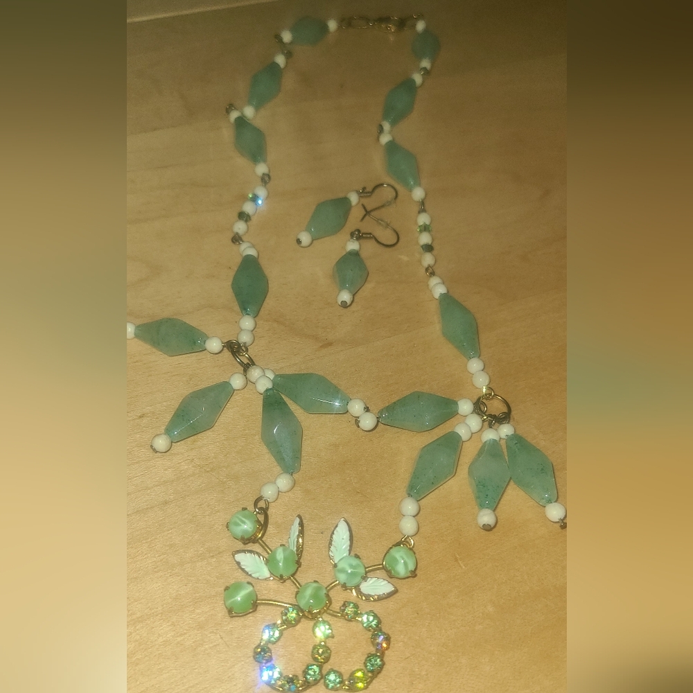 Fashion jewelery necklace and earrings set.